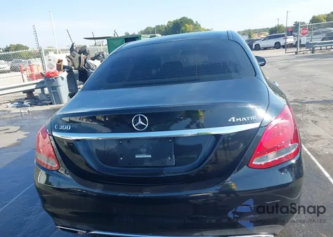 2015 Mercedes-Benz C 300 4Matic z USA, uszkodzony, nr VIN 55SWF4KB3FU009587